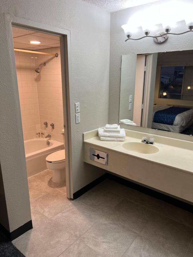 Travelodge By Wyndham Lincoln Northeast Ngoại thất bức ảnh